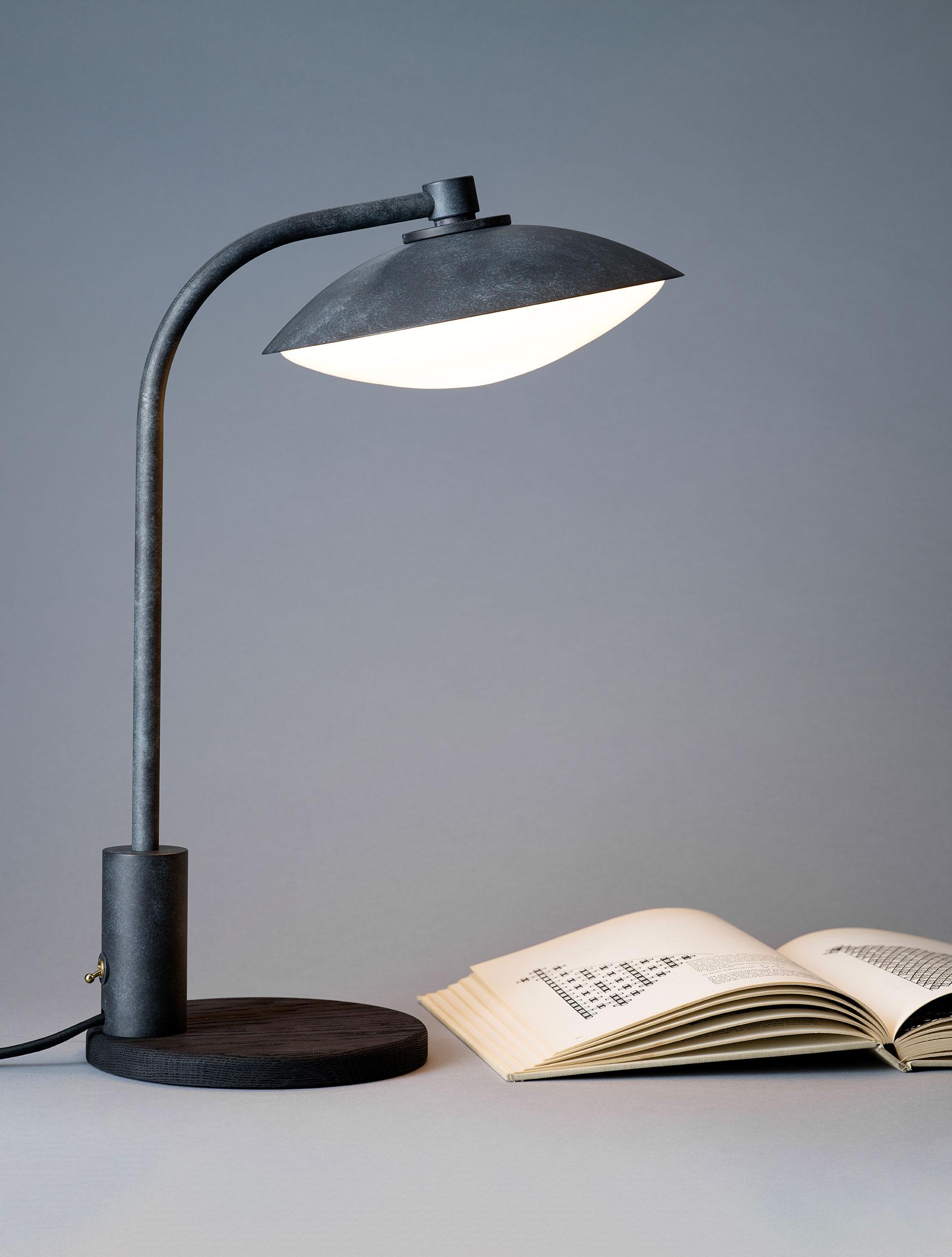 CREST TABLE LAMP par Allied Maker