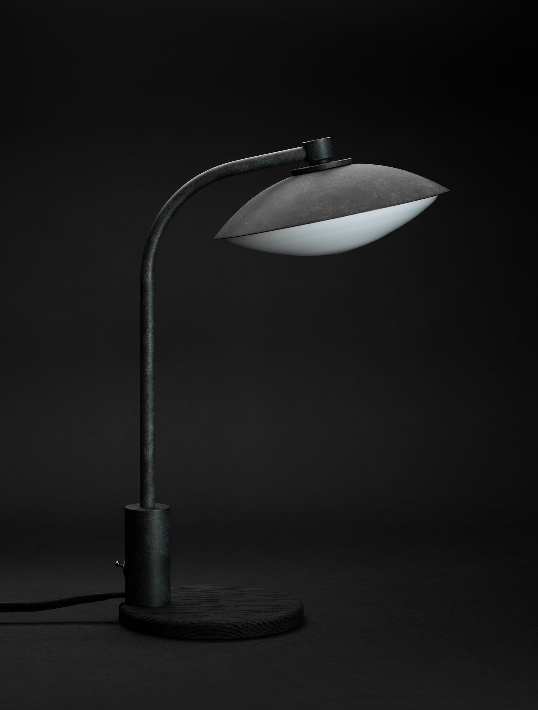 CREST TABLE LAMP par Allied Maker
