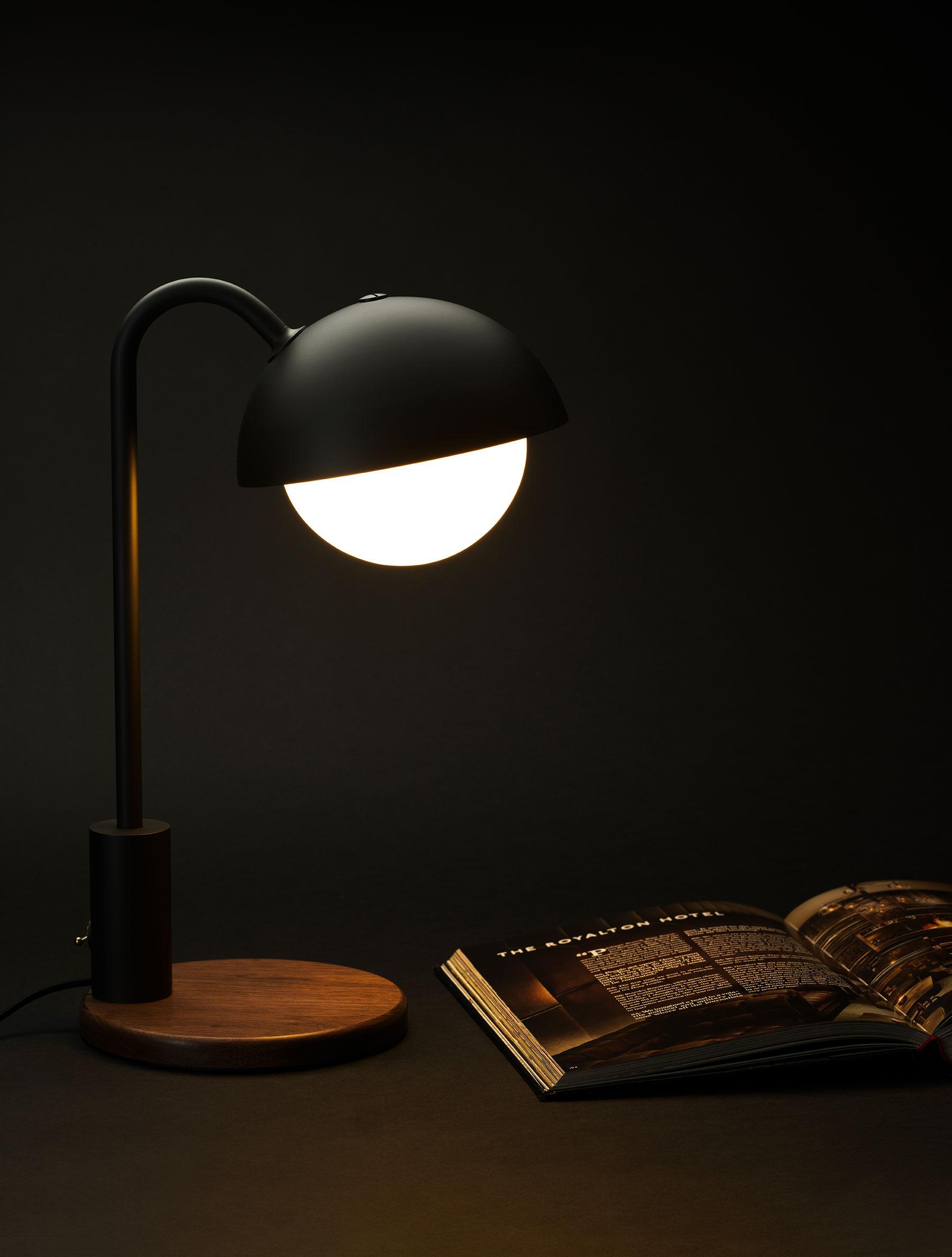 DOME TABLE LAMP par Allied Maker