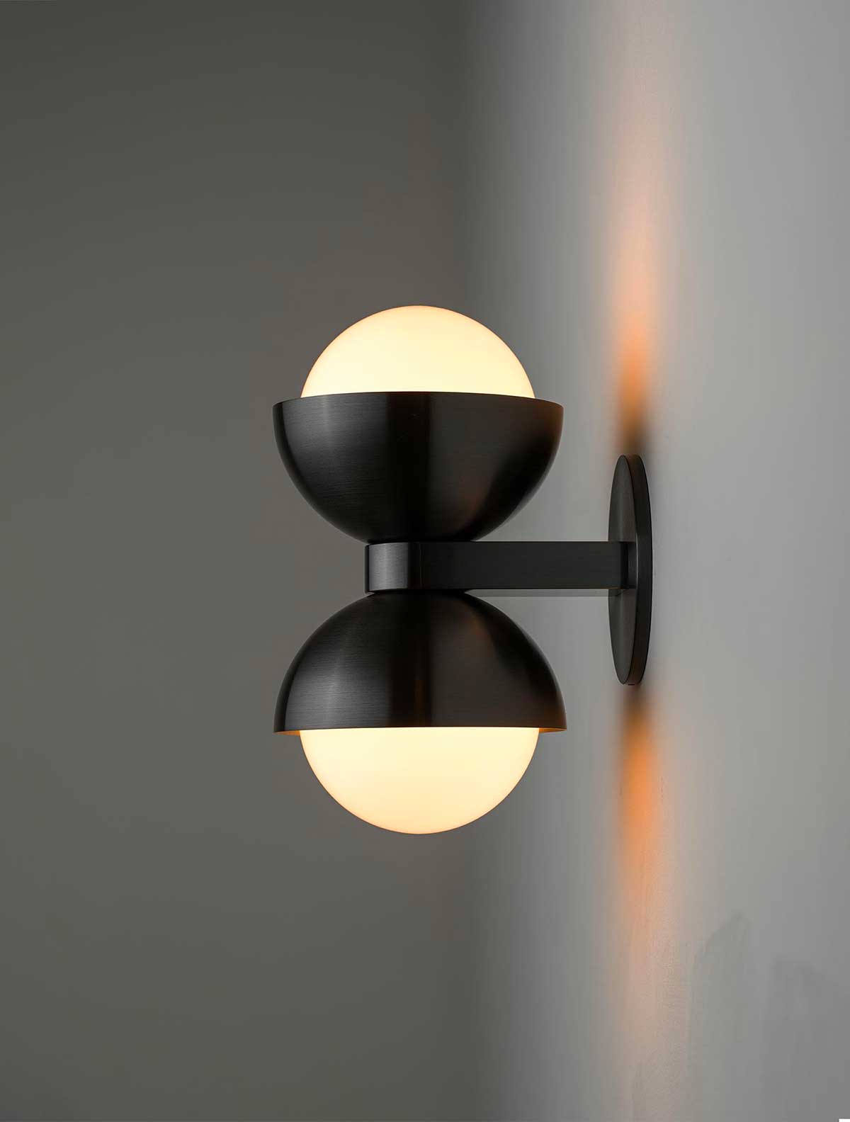 DUAL DOME SCONCE par Allied Maker