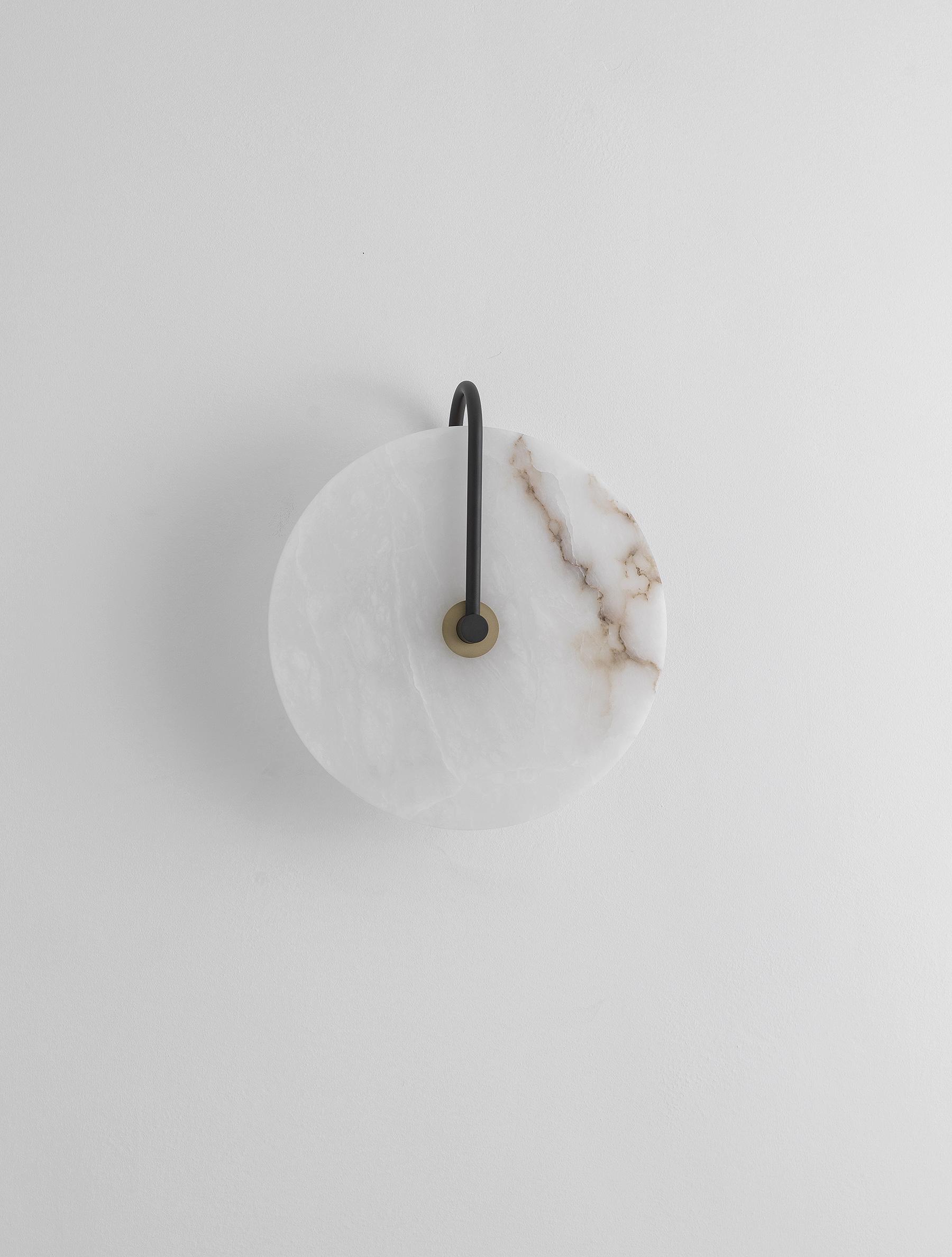 SLIM ALABASTER SCONCE 14 par Allied Maker