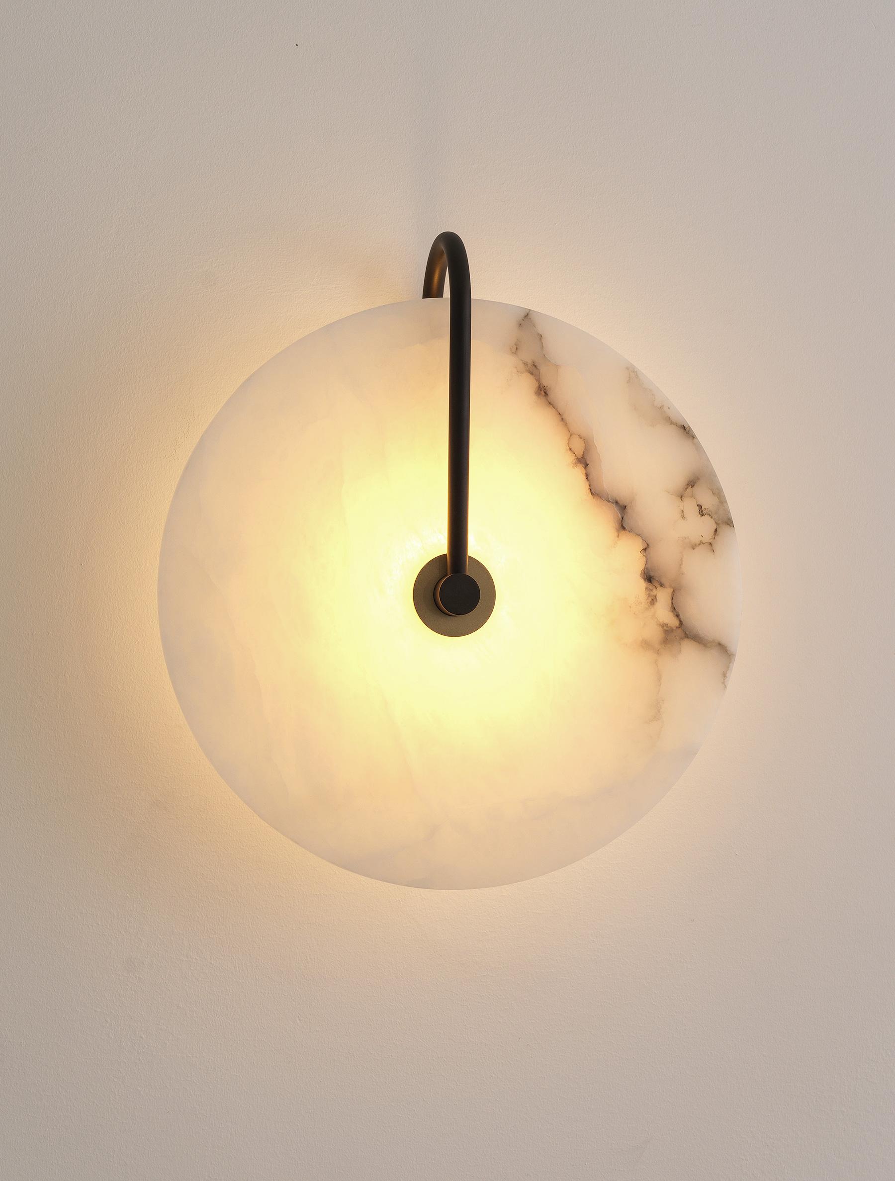 SLIM ALABASTER SCONCE 14 par Allied Maker