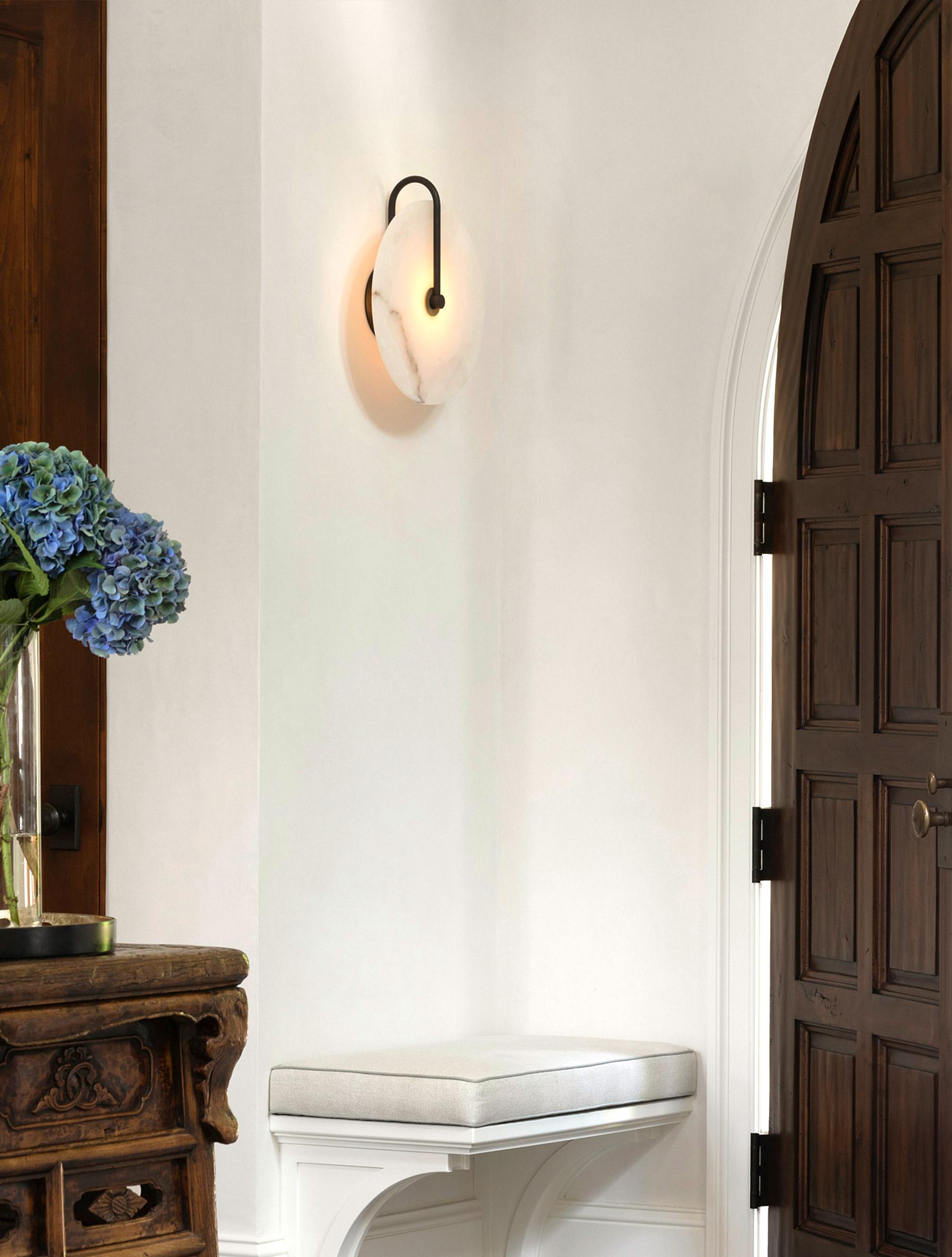 SLIM ALABASTER SCONCE 14 par Allied Maker