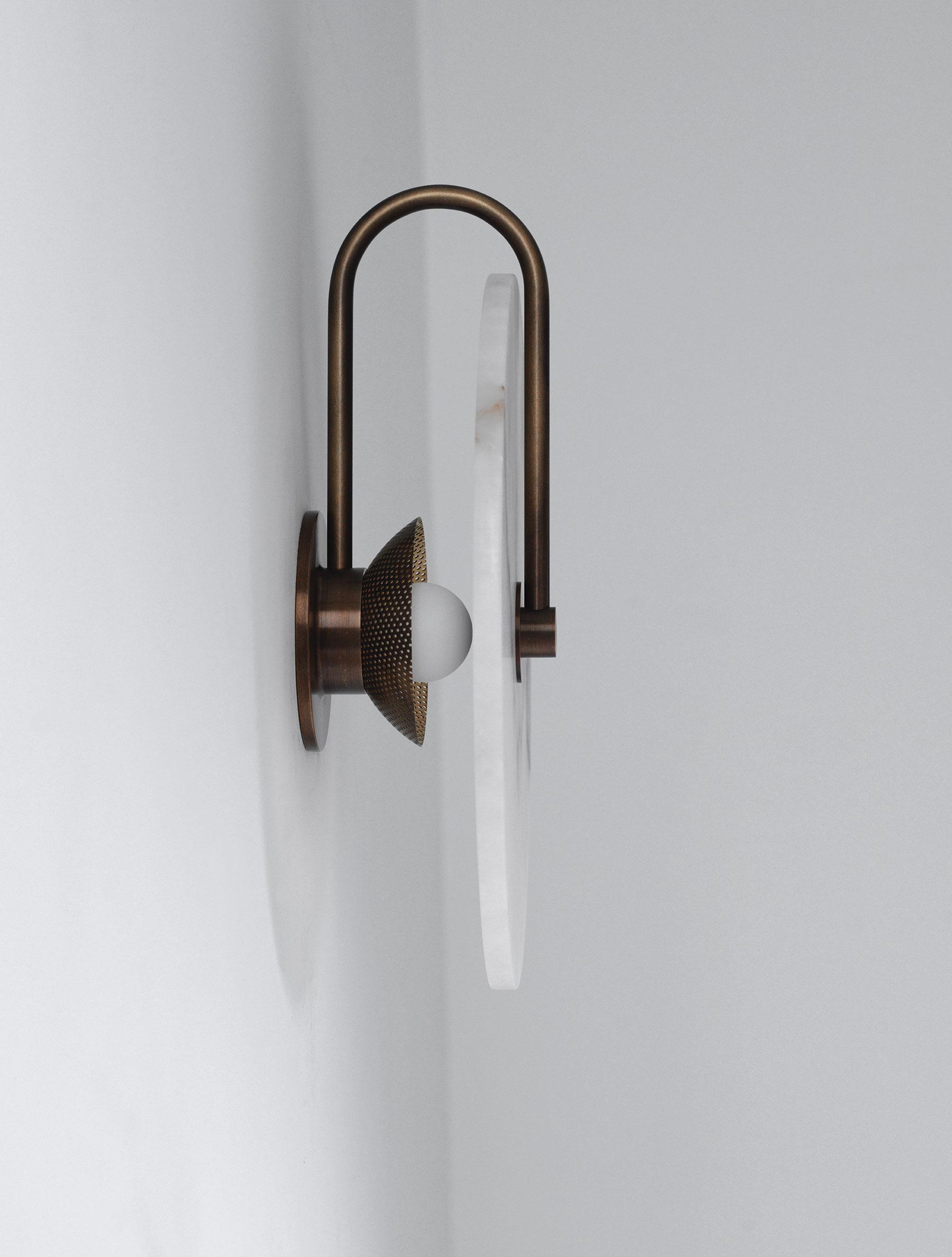 SLIM ALABASTER SCONCE 14 par Allied Maker