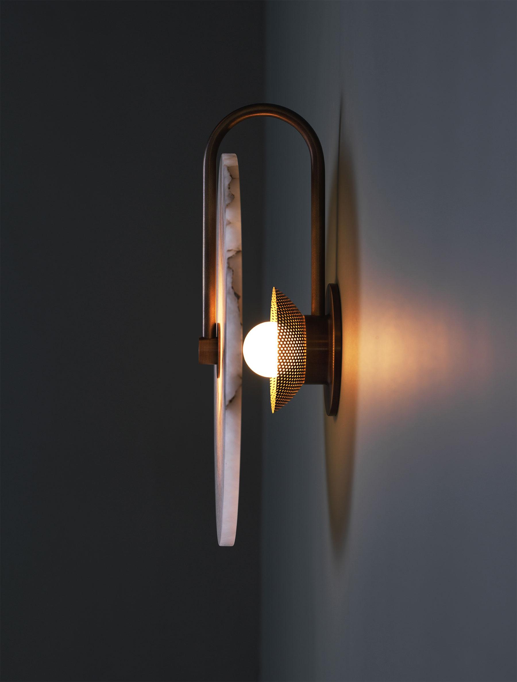 SLIM ALABASTER SCONCE 14 par Allied Maker