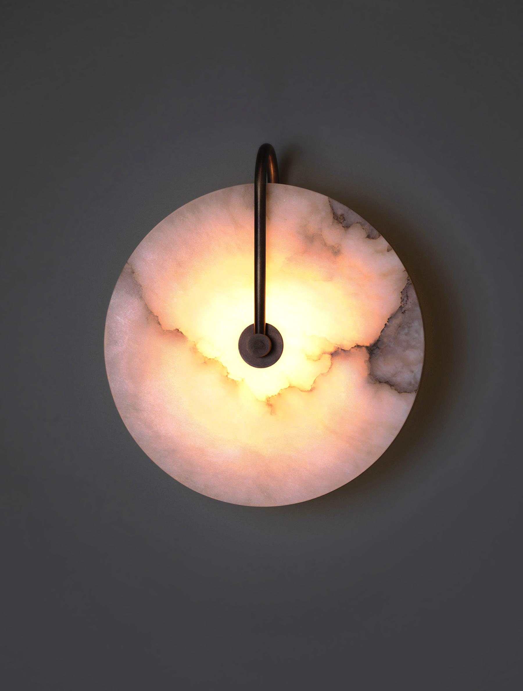 SLIM ALABASTER SCONCE 14 par Allied Maker