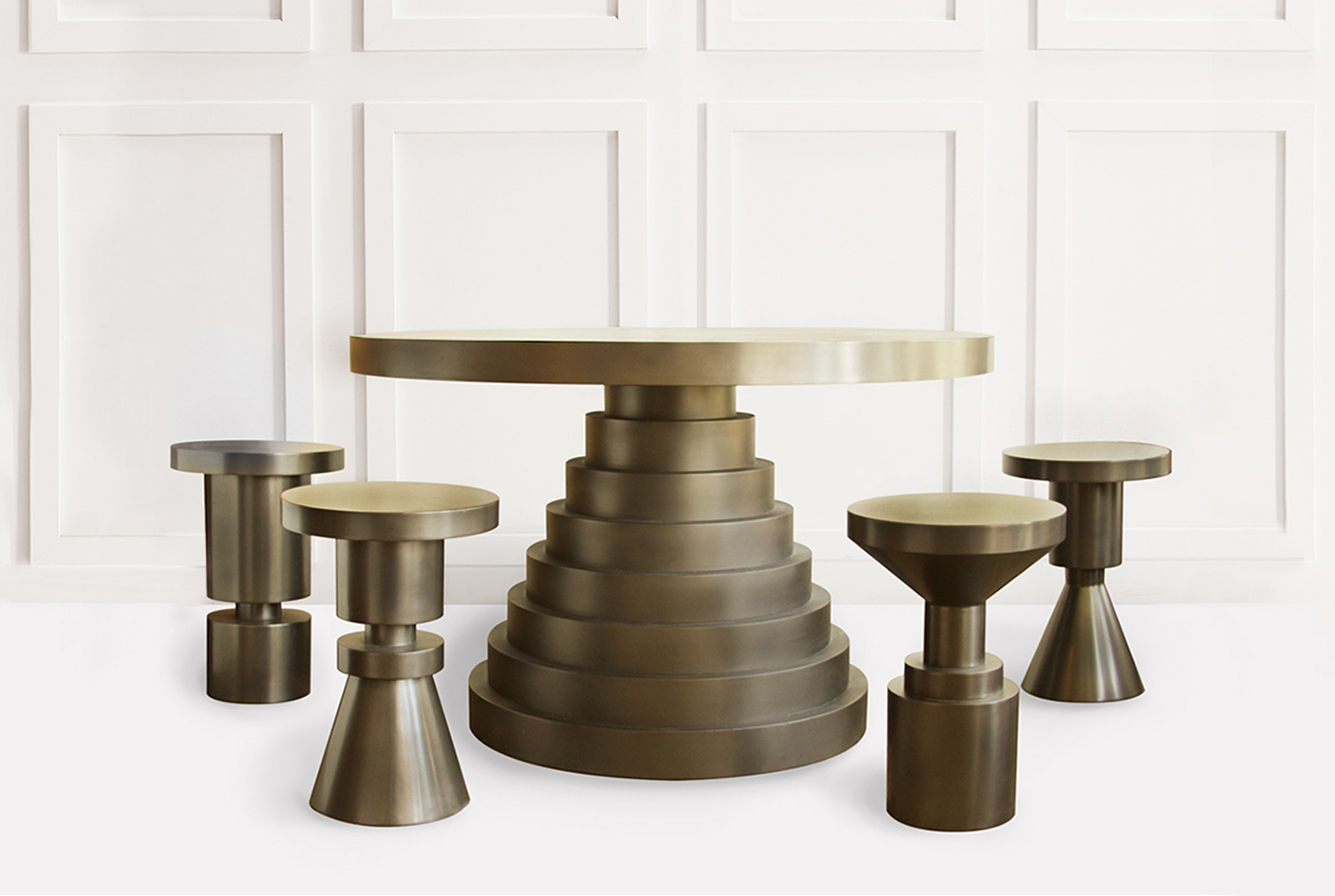 LAYERED DINING TABLE par Anna Karlin