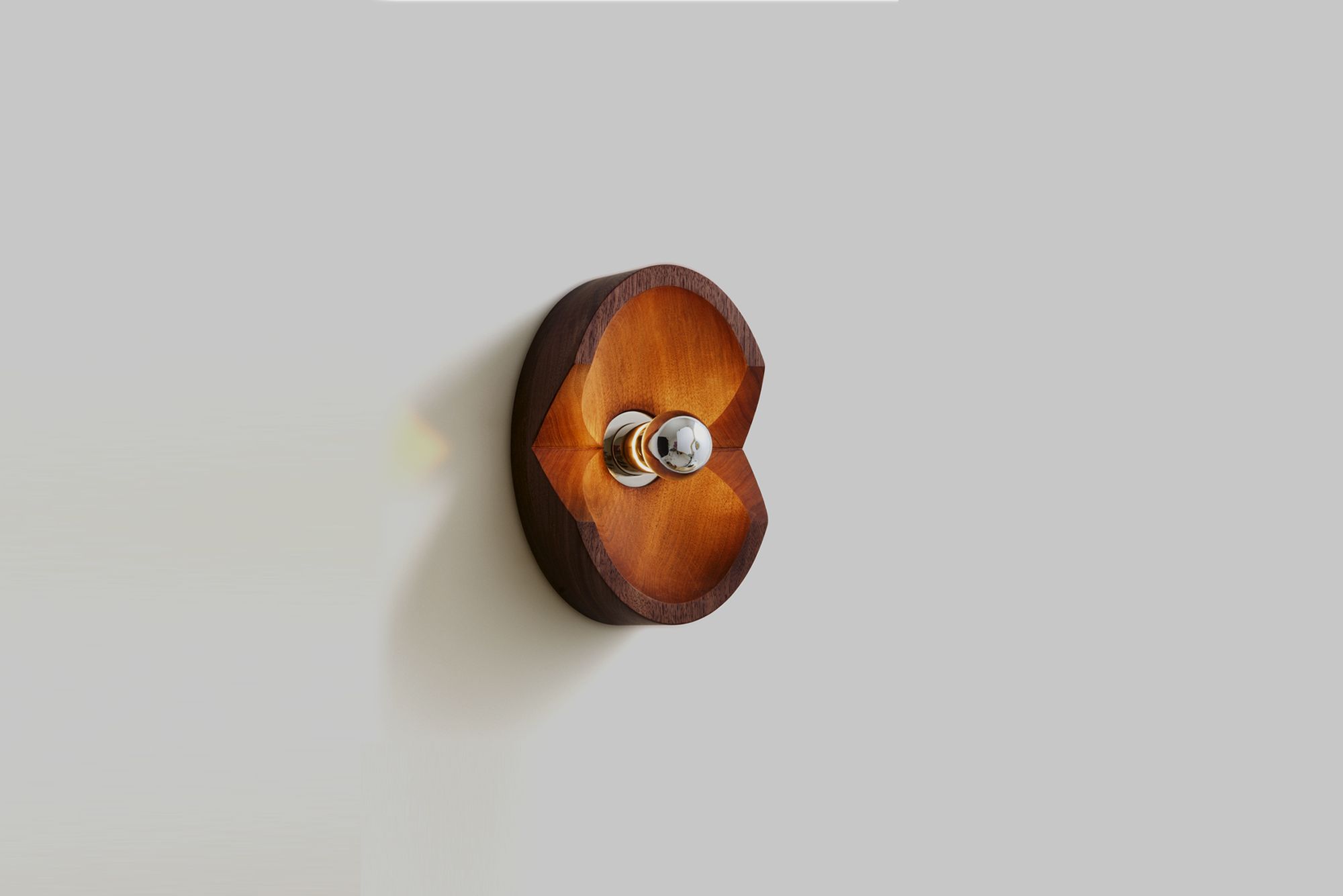 WOOD SCONCE OVAL par Blue Green Works