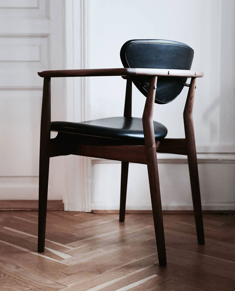 109 CHAIR BLACK LEATHER par Finn juhl