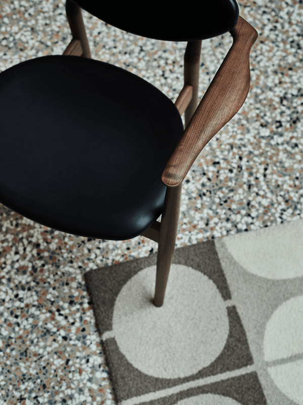 109 CHAIR BLACK LEATHER par Finn juhl