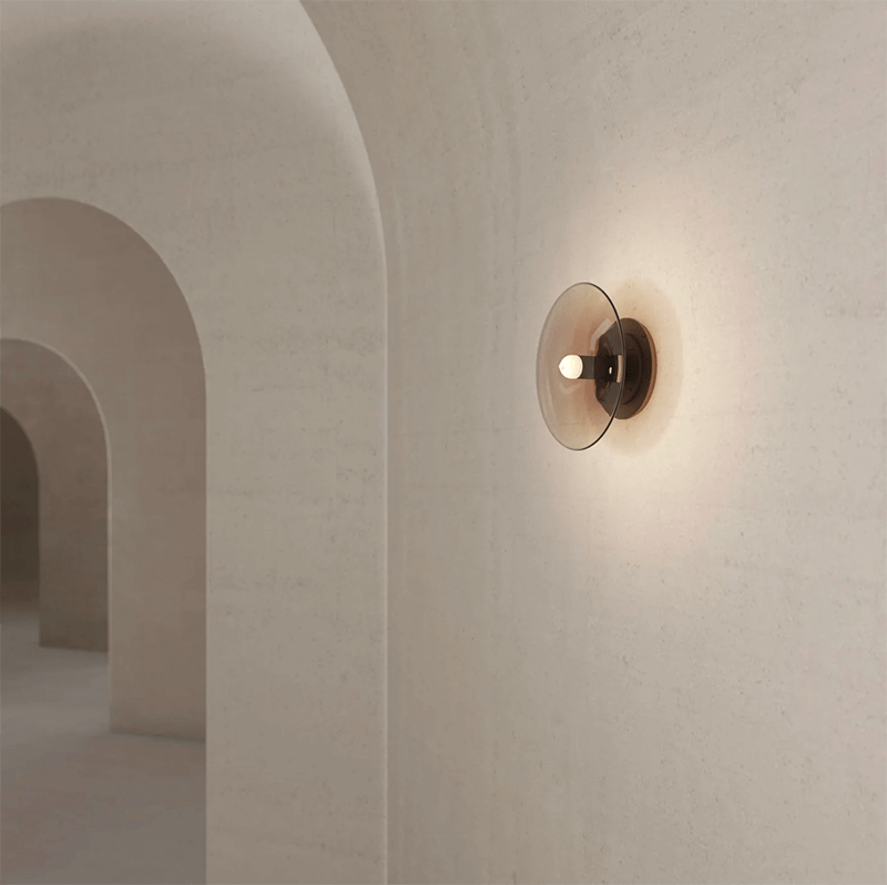 LUNA A ROUND SCONCE par Gabriel Scott