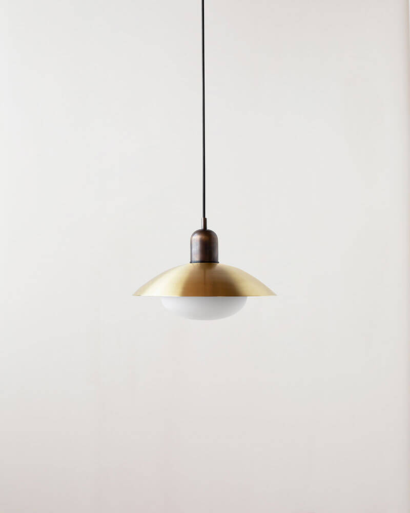 BRASS ARUNDEL MUSHROOM PENDANT par IN COMMON WITH