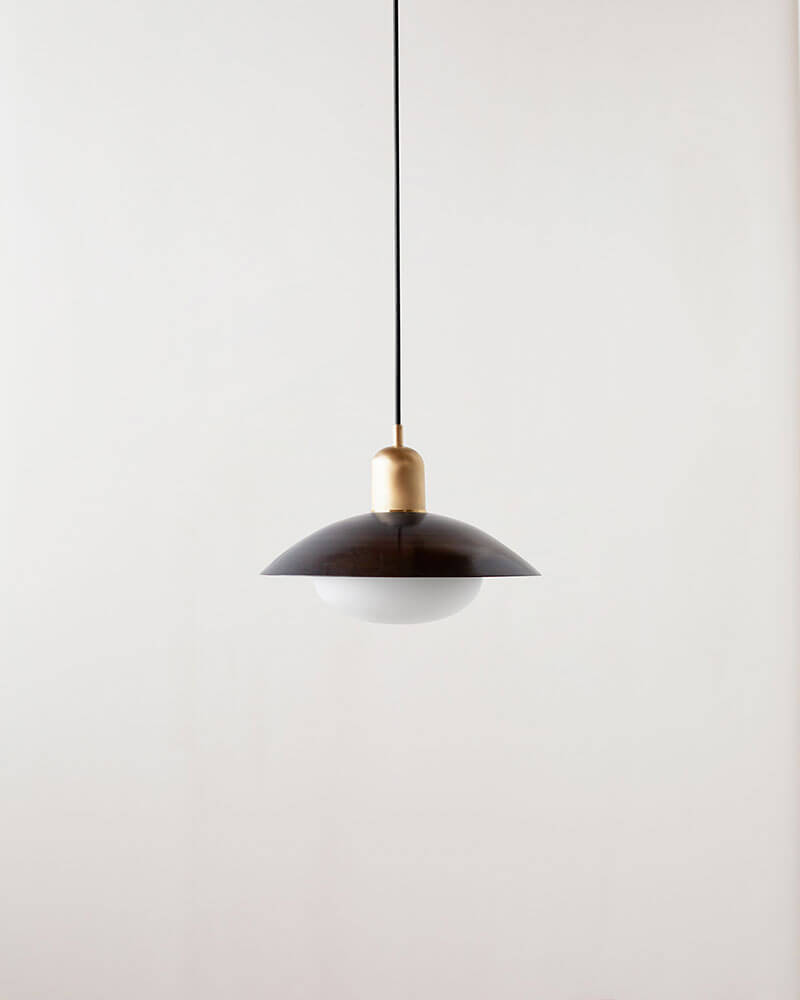 BRASS ARUNDEL MUSHROOM PENDANT par IN COMMON WITH