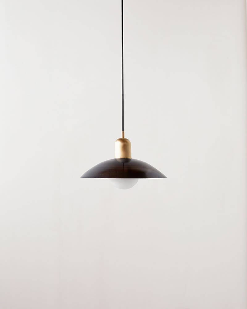BRASS ARUNDEL ORB PENDANT par IN COMMON WITH