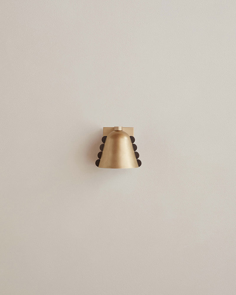 BRASS CALLA SCONCE, SMALL par IN COMMON WITH