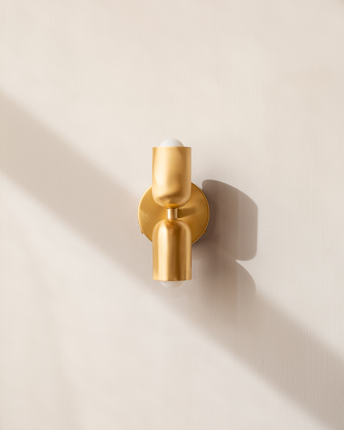 BRASS UP DOWN SCONCE par IN COMMON WITH