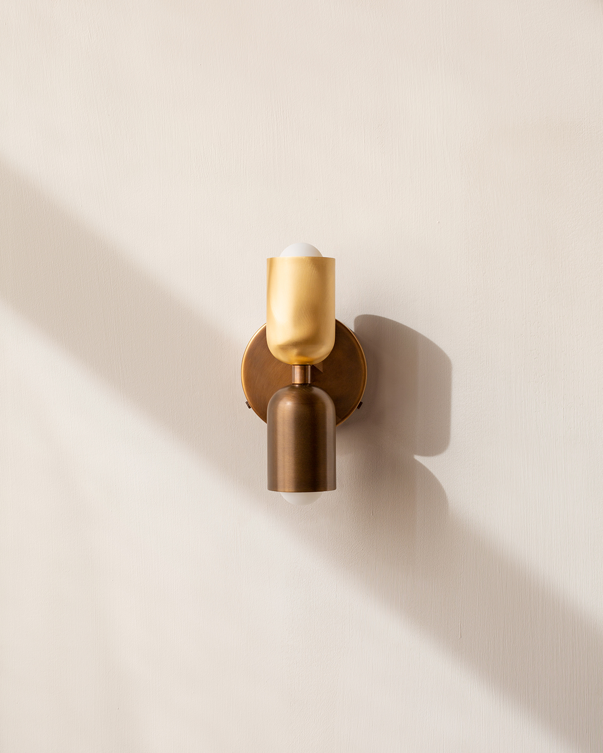 BRASS UP DOWN SCONCE par IN COMMON WITH