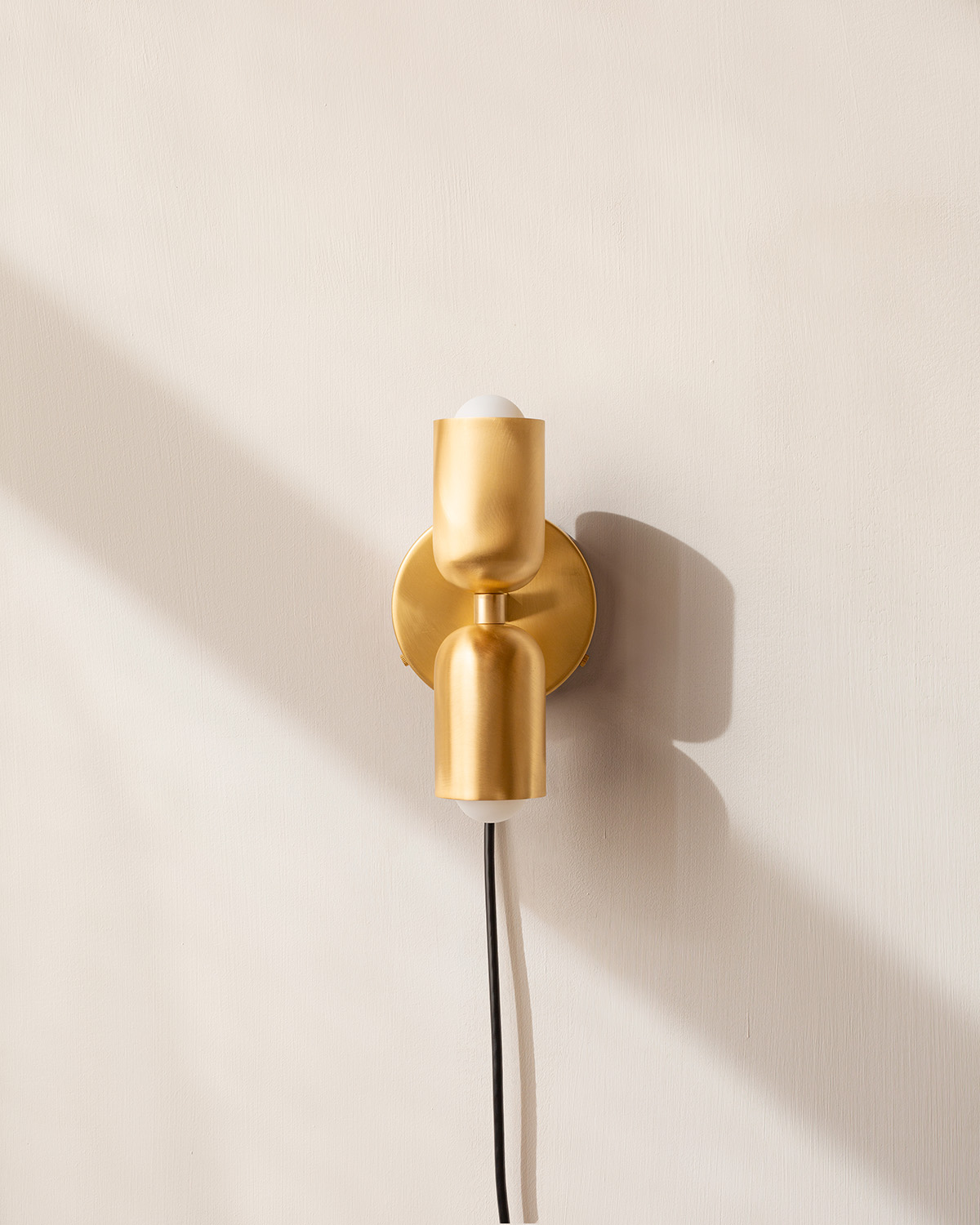 BRASS UP DOWN SCONCE, PLUG-IN par IN COMMON WITH