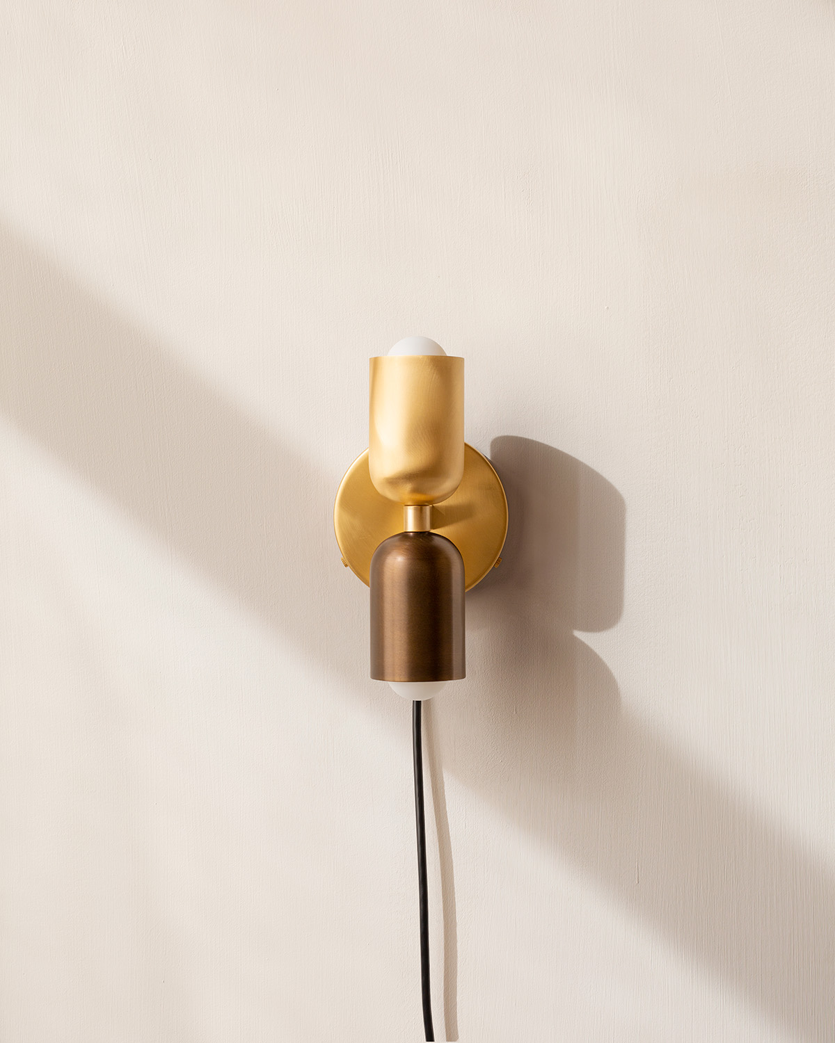 BRASS UP DOWN SCONCE, PLUG-IN par IN COMMON WITH