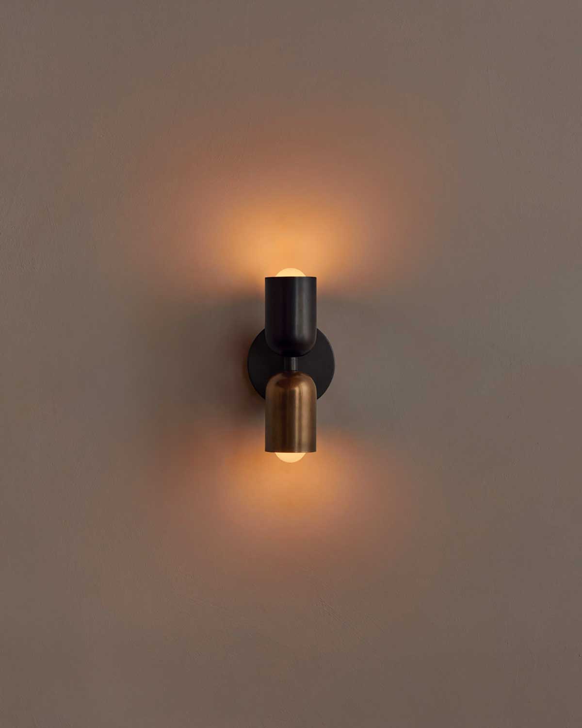 BRASS UP DOWN SCONCE, SLIM par IN COMMON WITH