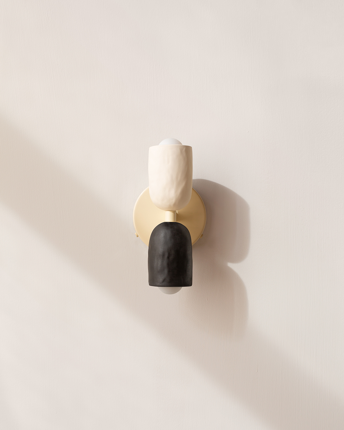 CERAMIC UP DOWN SCONCE par IN COMMON WITH