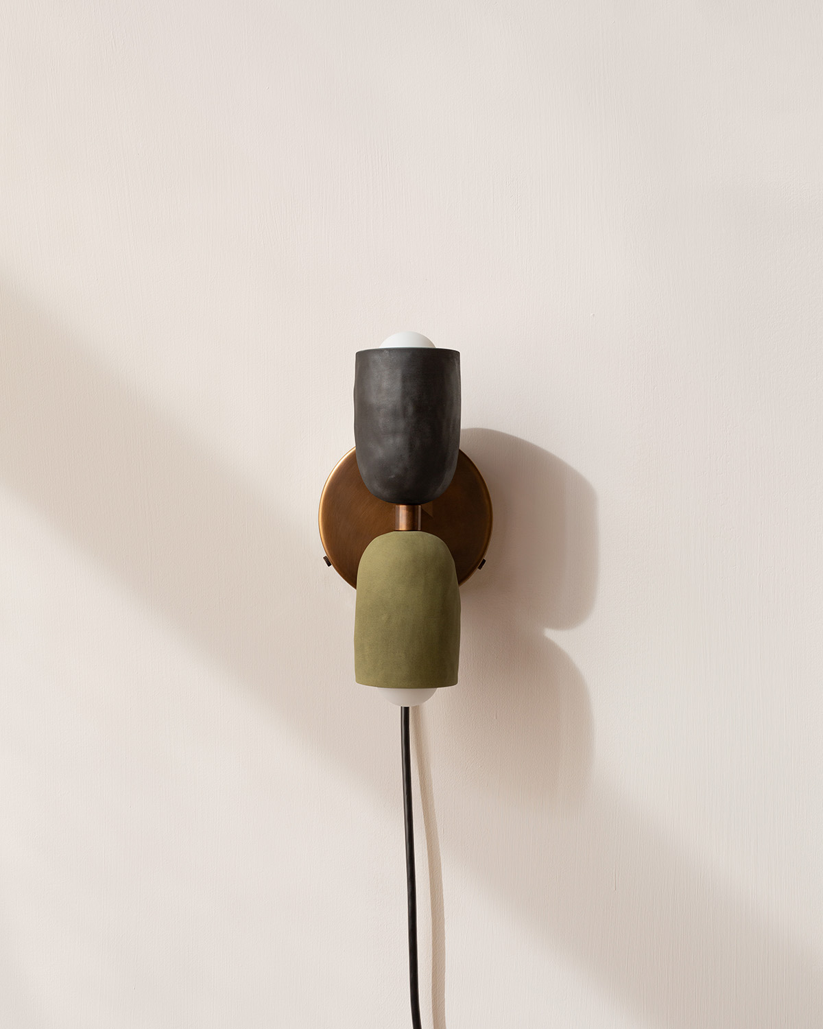 CERAMIC UP DOWN SCONCE, PLUG-IN par IN COMMON WITH