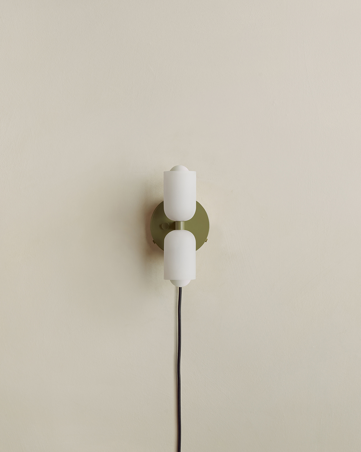 CHROMATIC GLASS UP DOWN SCONCE, PLUG-IN par IN COMMON WITH