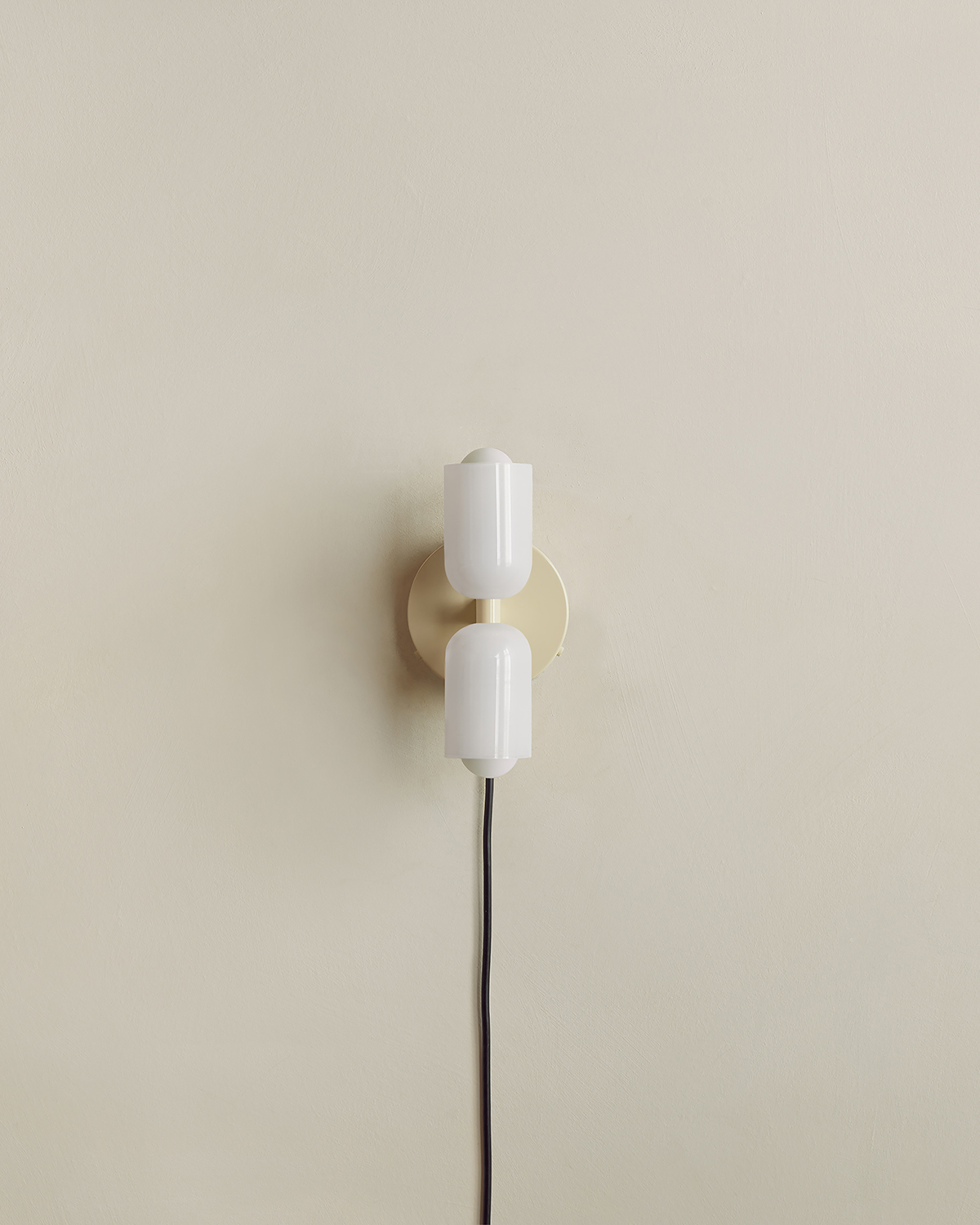 CHROMATIC GLASS UP DOWN SCONCE, PLUG-IN par IN COMMON WITH