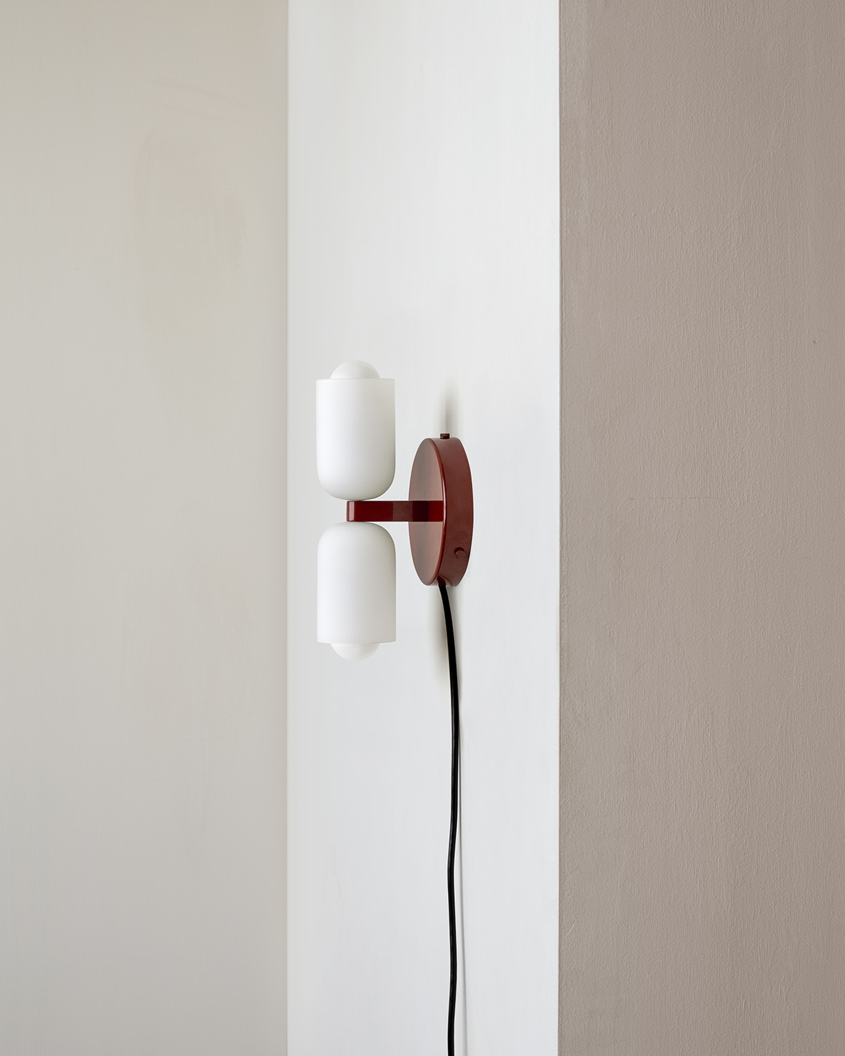 GLASS UP DOWN SCONCE, PLUG-IN par IN COMMON WITH