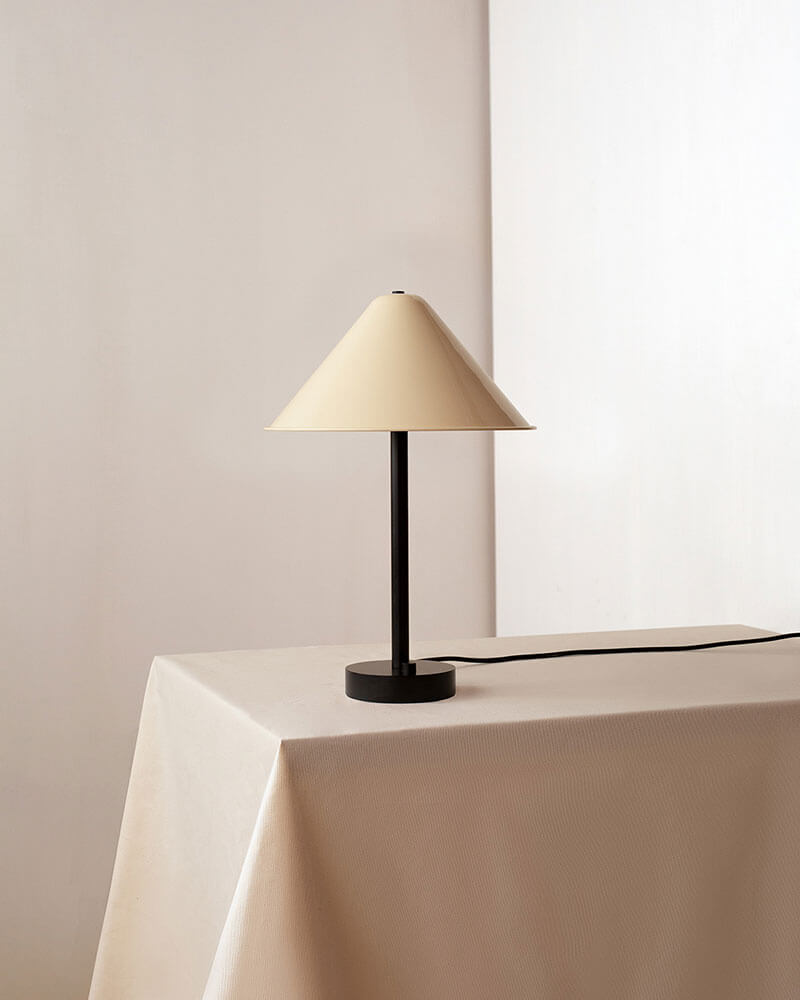 EAVE TABLE LAMP par IN COMMON WITH