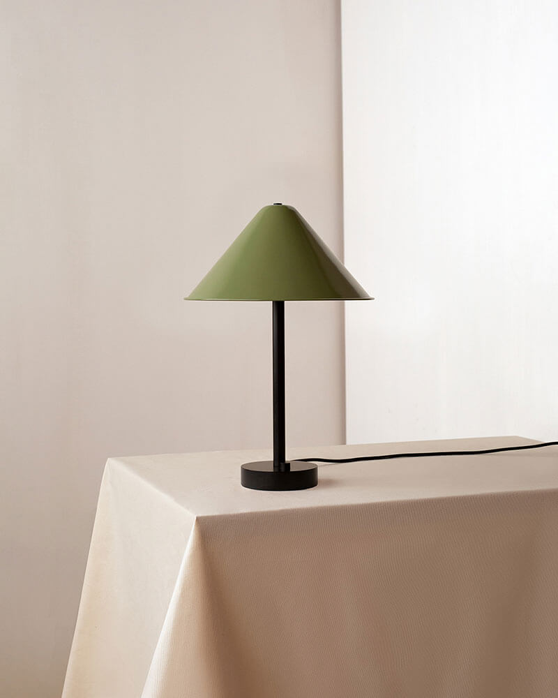 EAVE TABLE LAMP par IN COMMON WITH