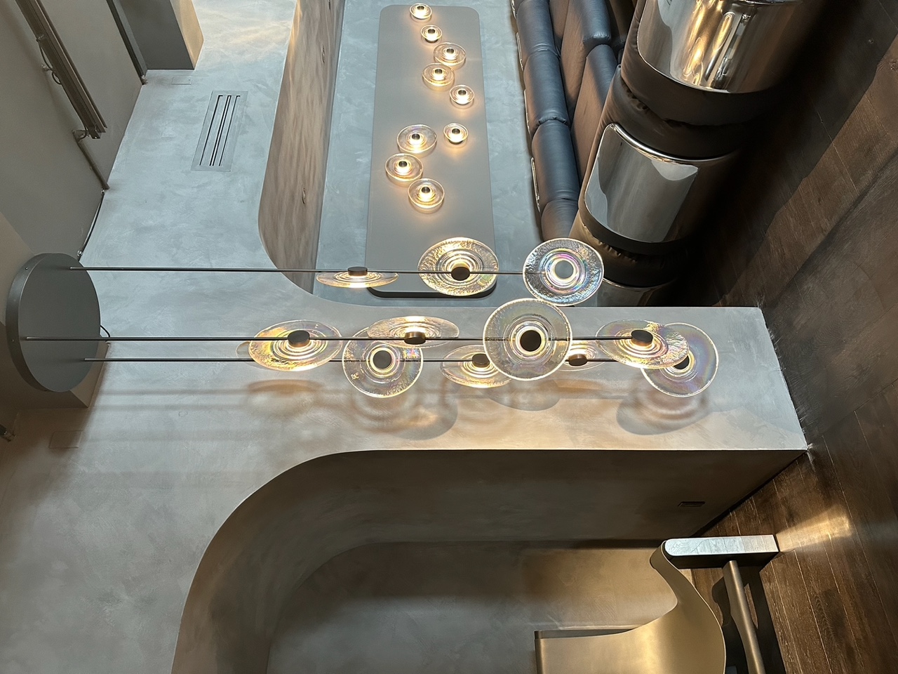 RADIANT CASCADING PENDANTS par John pomp