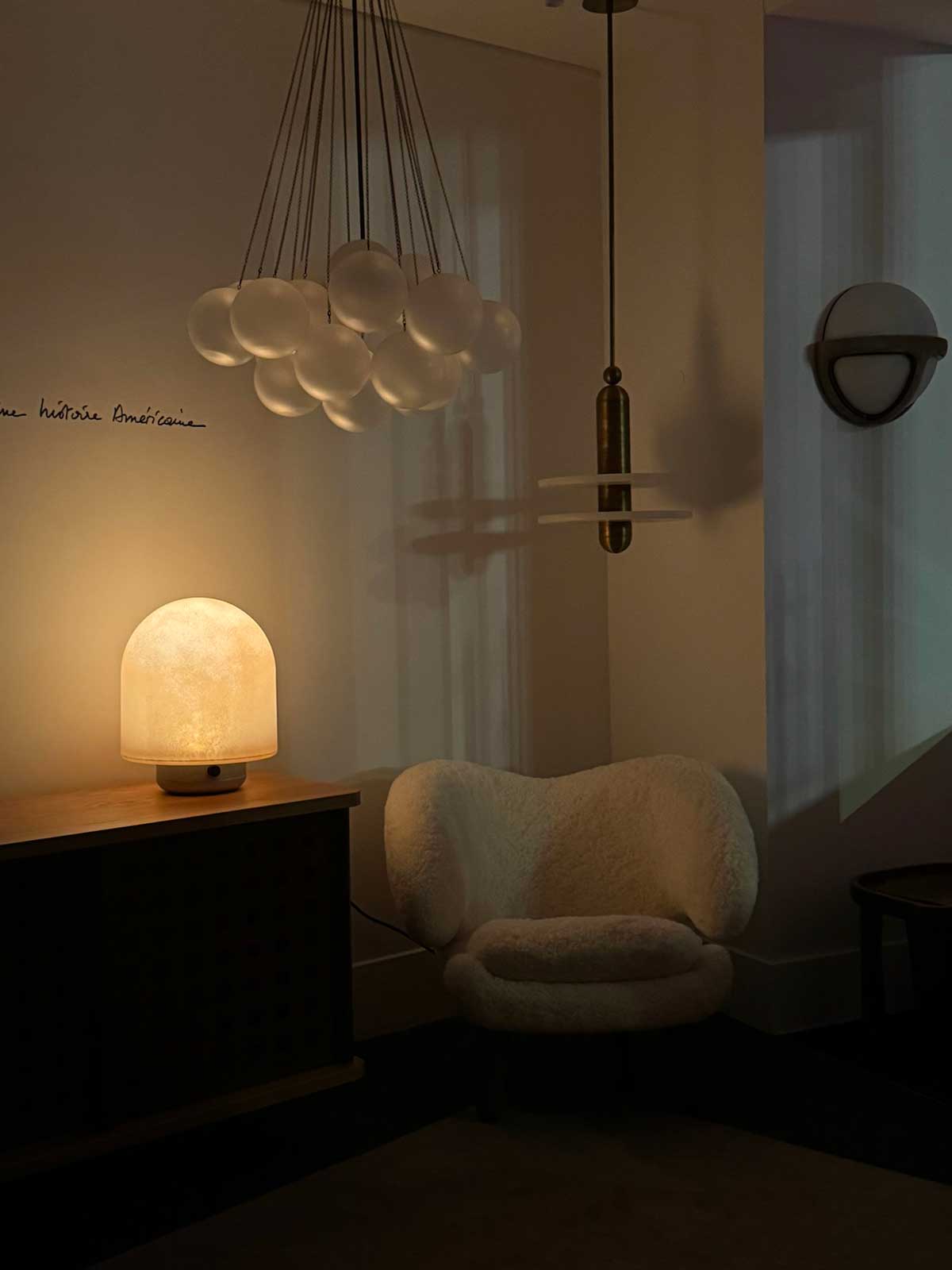 PUFFBALL TABLE LAMP par Matter Made