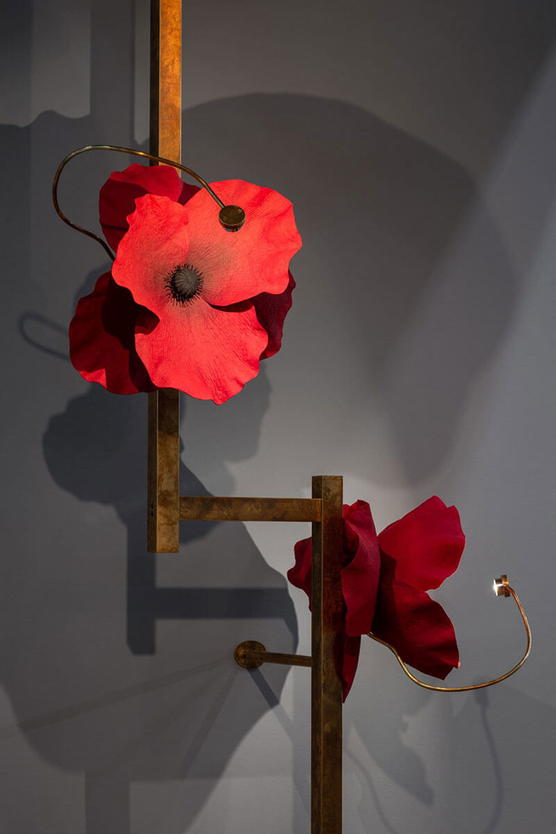 LURE POST WITH RED POPPIES par Pelle