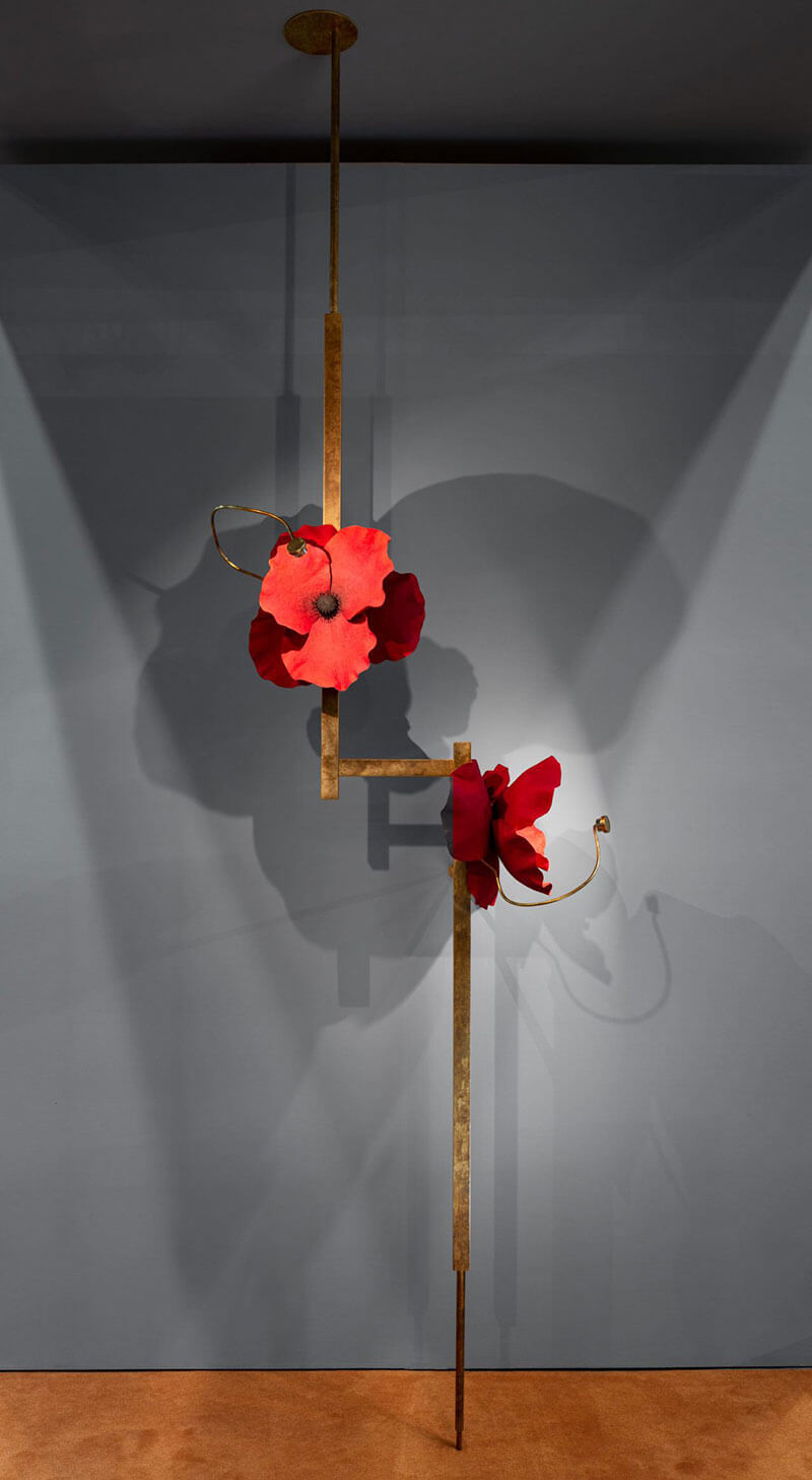 LURE POST WITH RED POPPIES par Pelle