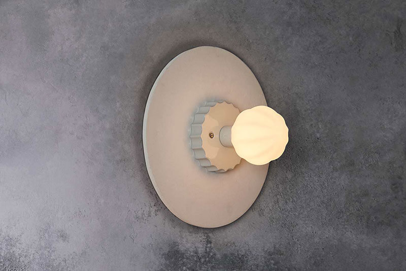 CERAMIC SCONCE LARGE par Anna Karlin