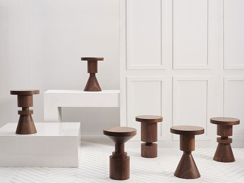 WOODEN ORIGINAL CHESS STOOLS par Anna Karlin